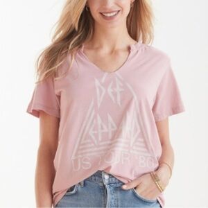 LetLuv Women’s Pink Def Leppard World Tour Split Neck Graphic V-Neck Tee Size XS